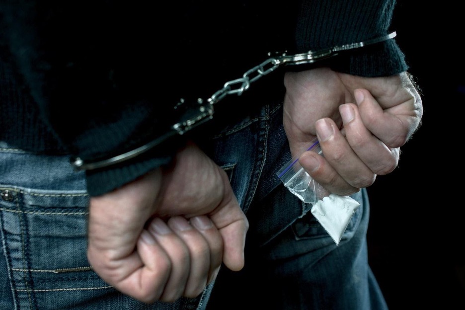 Accusation de possession ou trafic de drogues - comment s’en sortir avec un avocat criminaliste?