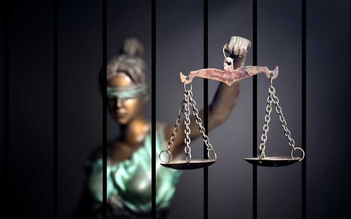 Pourquoi retenir les services d’un avocat en droit carcéral?