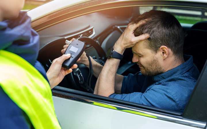 Refusal to blow into the breathalyzer or obey an order: what are the consequences?