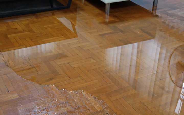 L'eau du voisin coule sur mon terrain: Que faire légalement?