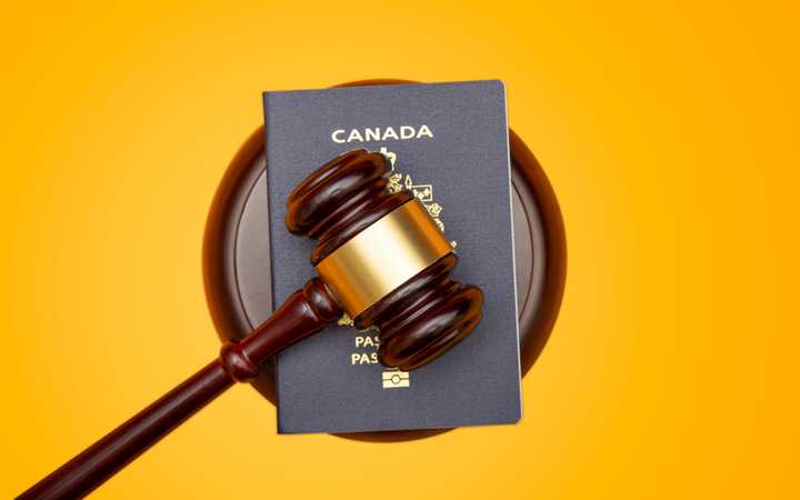 Accusation criminelle: que se passe-t-il à votre statut d’immigration?