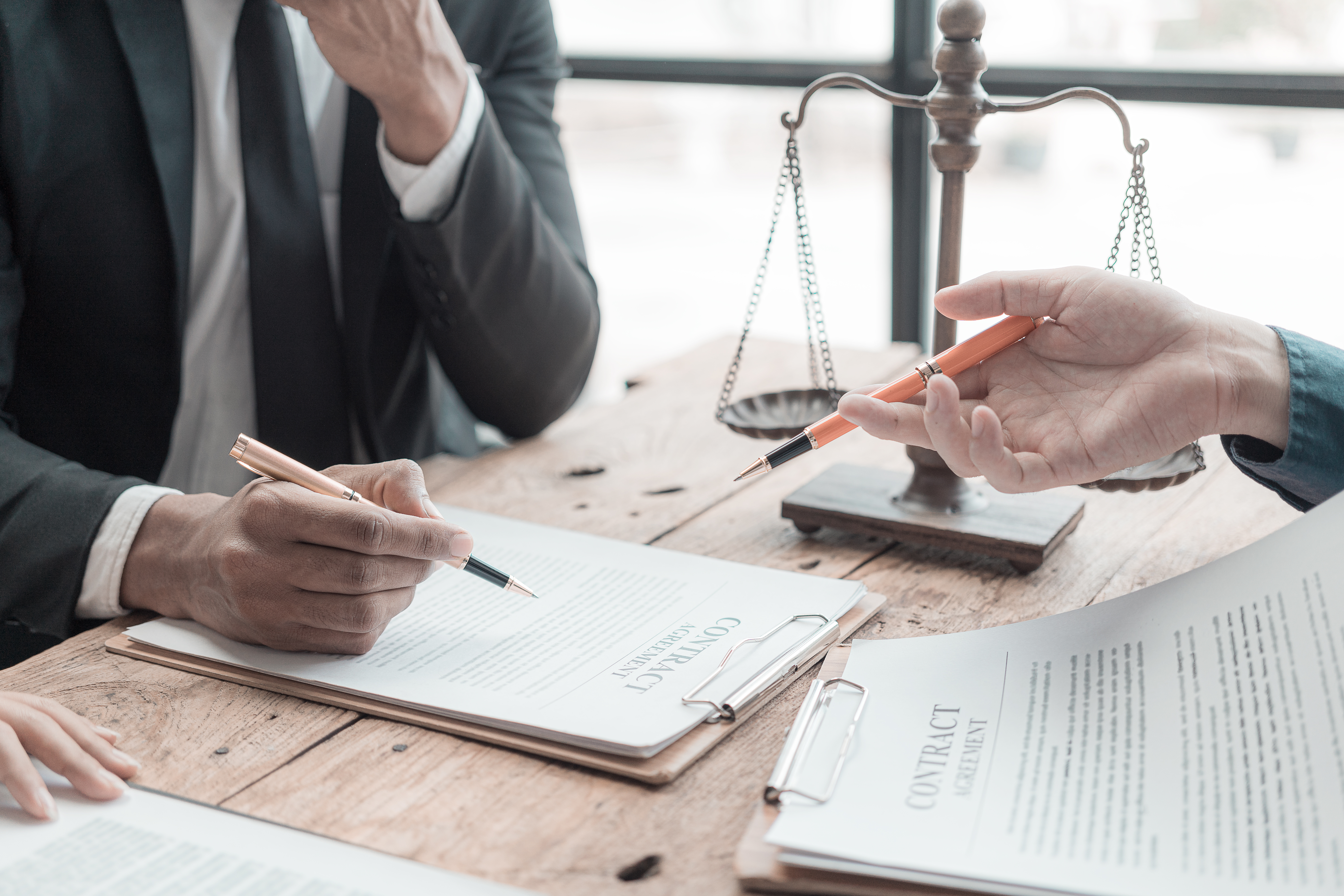 Comment prévenir les clauses abusives dans les contrats commerciaux?