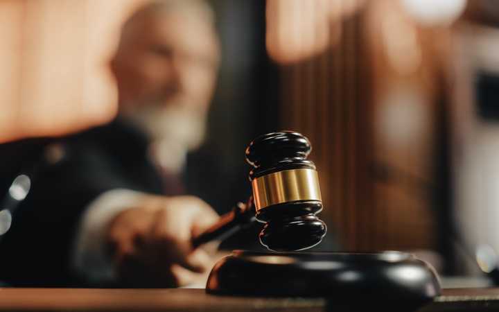 L’exécution forcée du jugement : que faire en cas de refus de payer du débiteur?