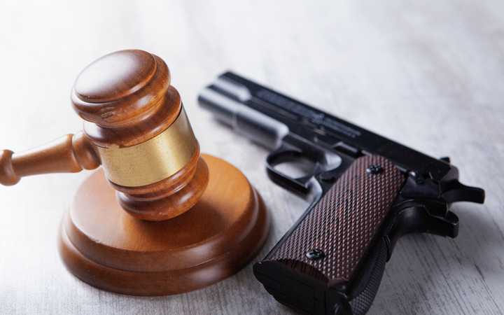 Accusation relative aux armes à feu – Possession illégale, trafic et armes prohibées!