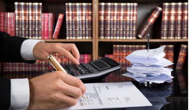 Checking pertinent details of the lawyer fee agreement