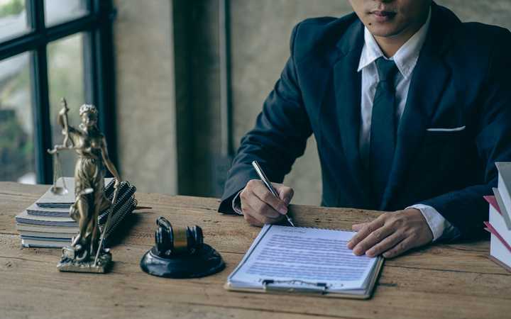 Prix d'un avocat pour une poursuite civile - Procès et frais!