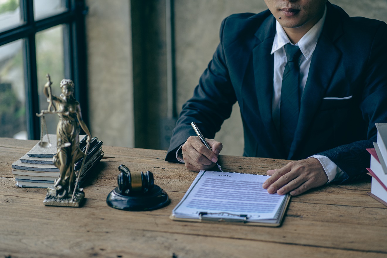 Prix d'un avocat pour une poursuite civile - Procès et frais!