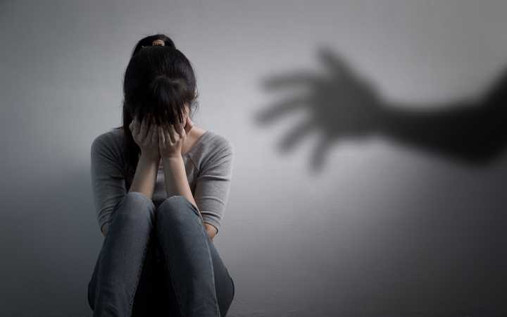 Poursuivre pour agression sexuelle après plusieurs années - Recours criminels et civils
