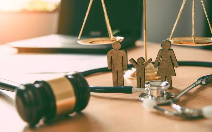 Family law lawyer: Advice on child custody, alimony, and divorce